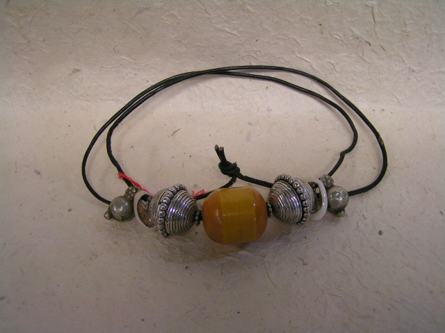 Old amber'neckless